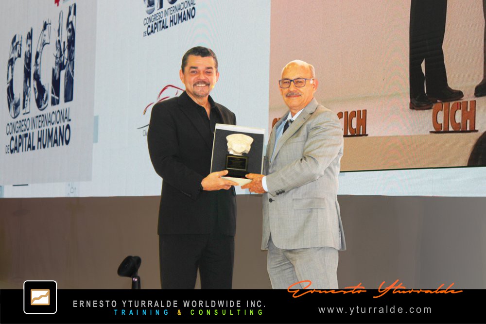 Reconocimiento a Ernesto Yturralde por su trayectoria como speaker internacional y conferencista inspiracional